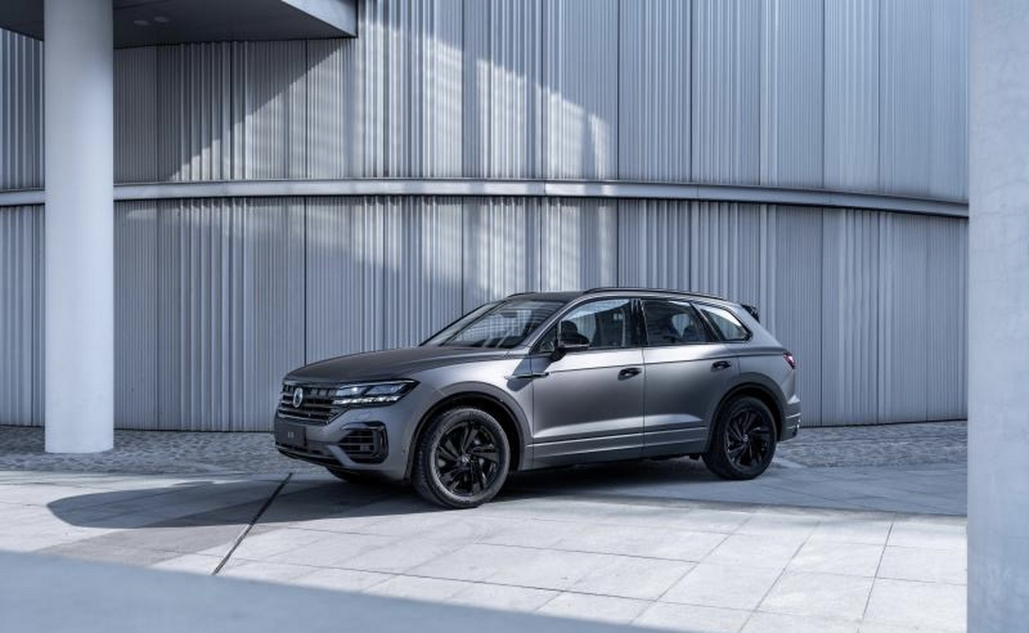 2023成都车展:大众途锐火山岩涂装运动版,售69.38万元起!