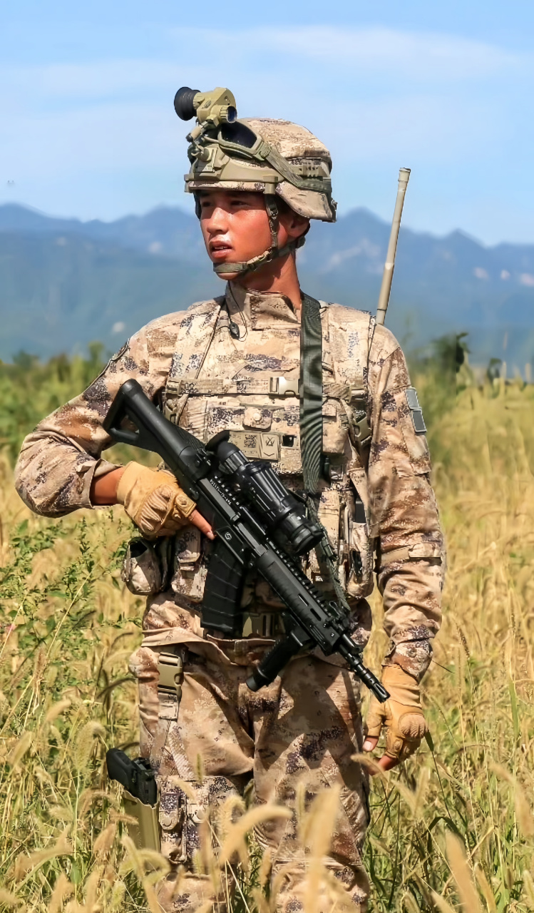 好多人觉得惊鸿一瞥的19式单兵特种作战服比21式冬荒漠迷彩作训服(小