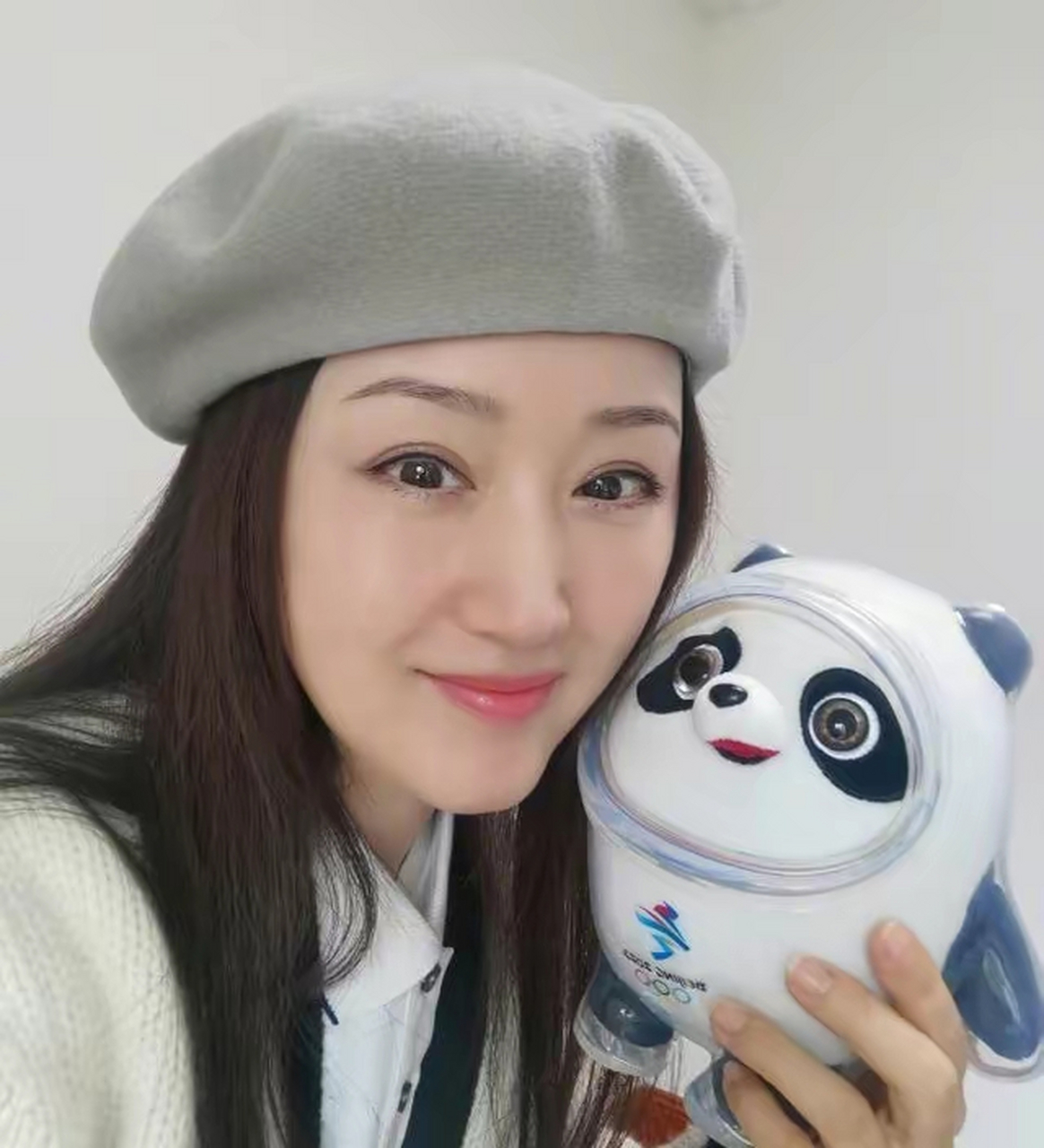 村姑打扮摘菜也很美,与狗相伴不嫁人  大家都记得杨钰莹唱的哪些经典