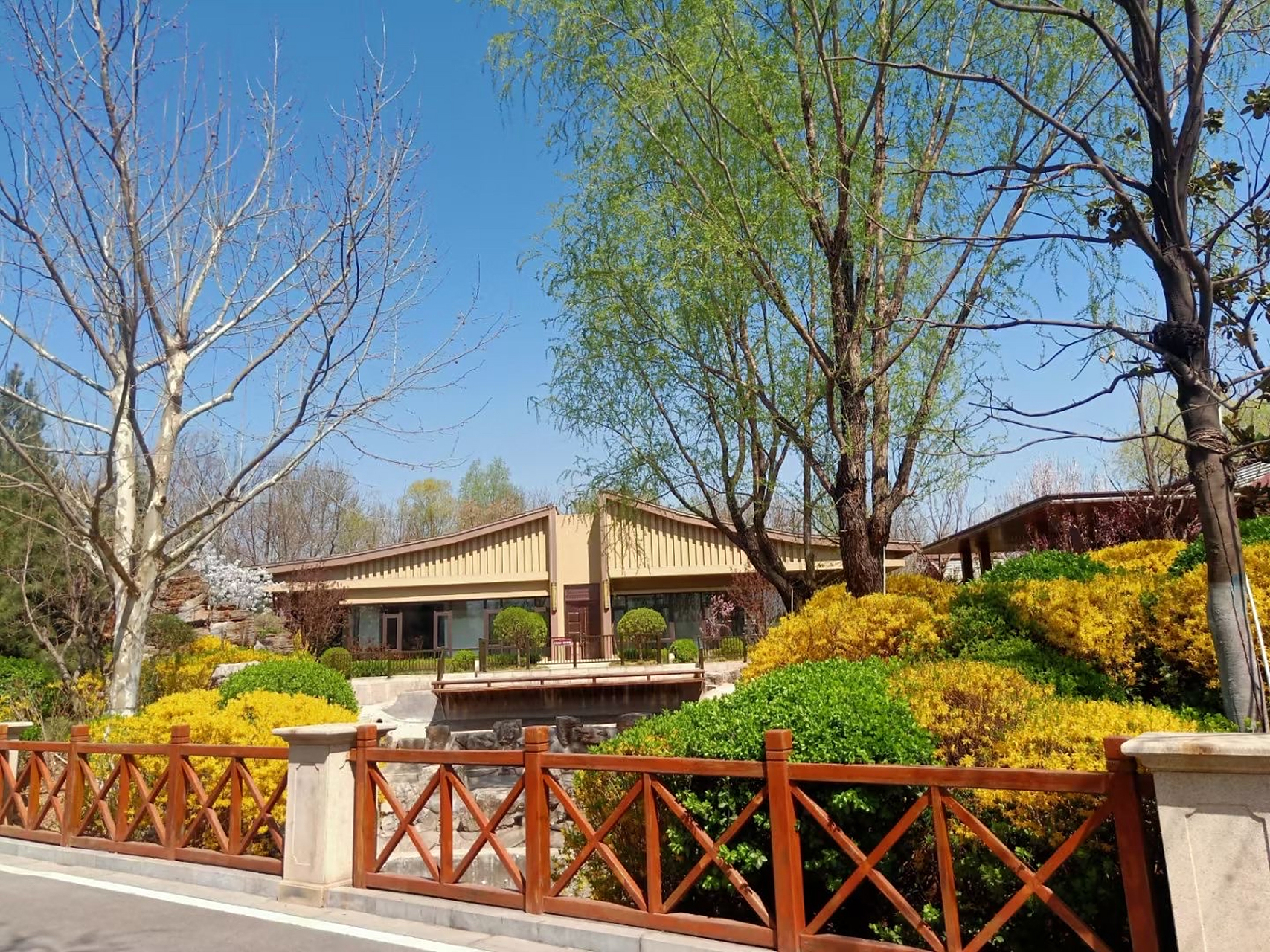 鹿泉河北国山宾馆:绿意盎然,百花争艳