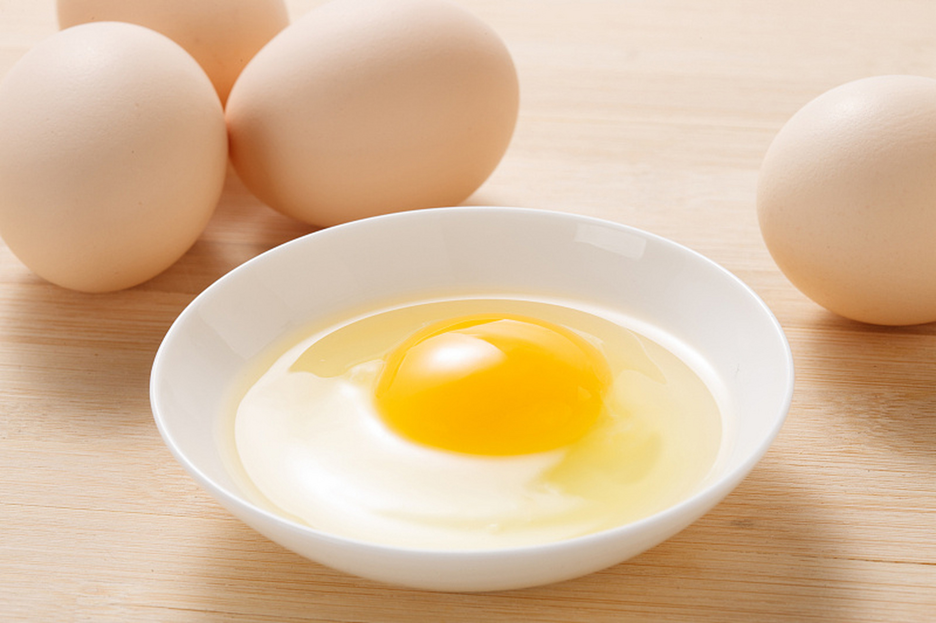 普通生鸡蛋,不光不能生吃,溏心蛋也不建议  普通的生鸡蛋,可能会传染