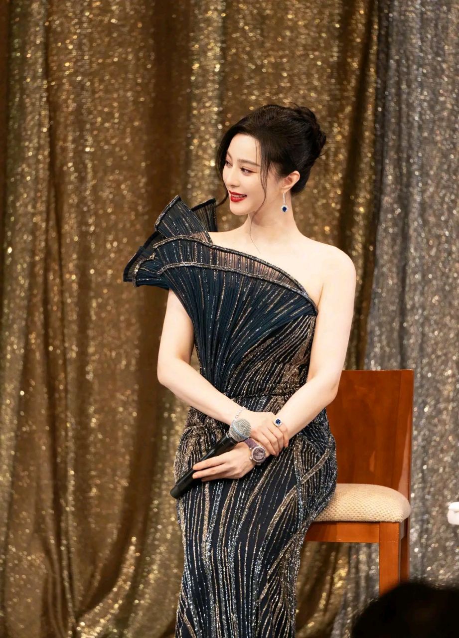 藏蓝色连衣裙点缀金丝纹路,高雅与贵气感共融.