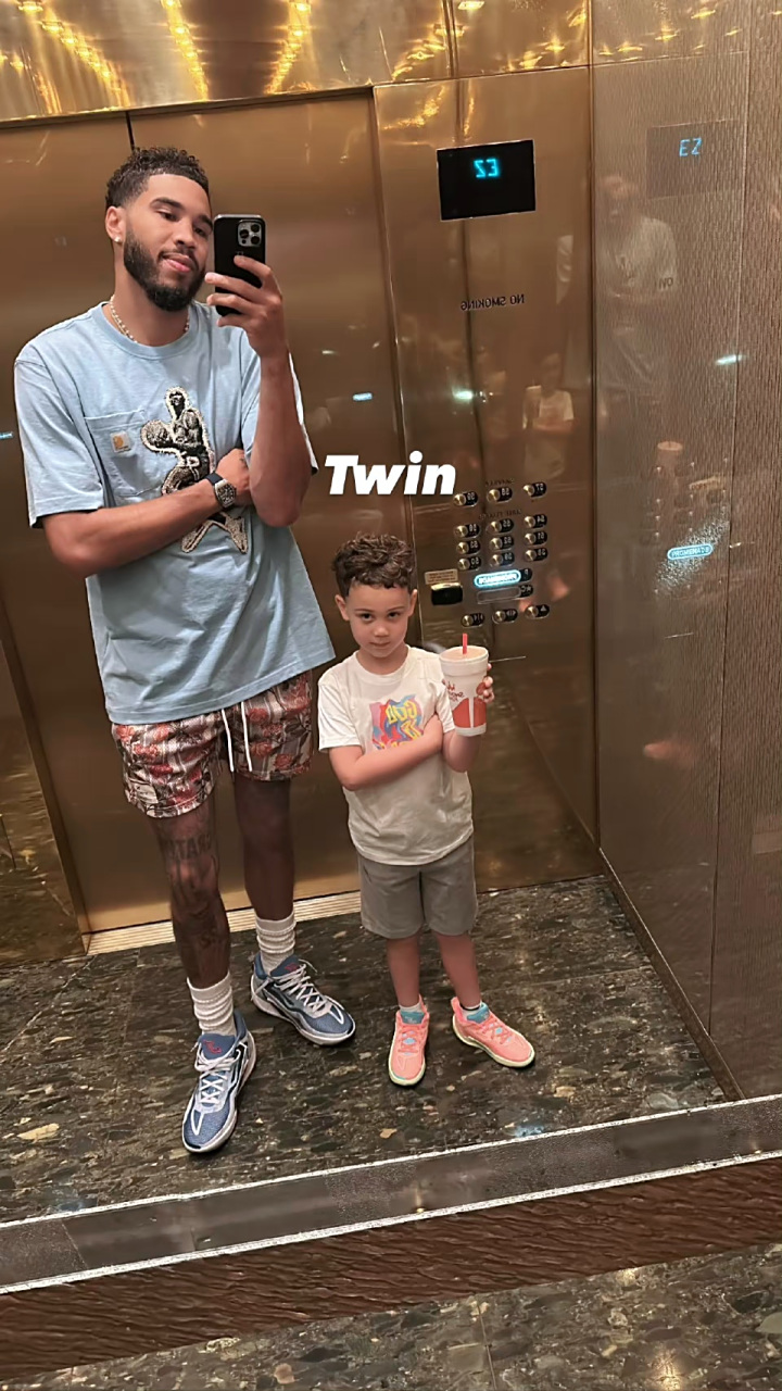 nba# 塔图姆带着儿子deuce现身凯尔特人夏季联赛场边,为主队加油