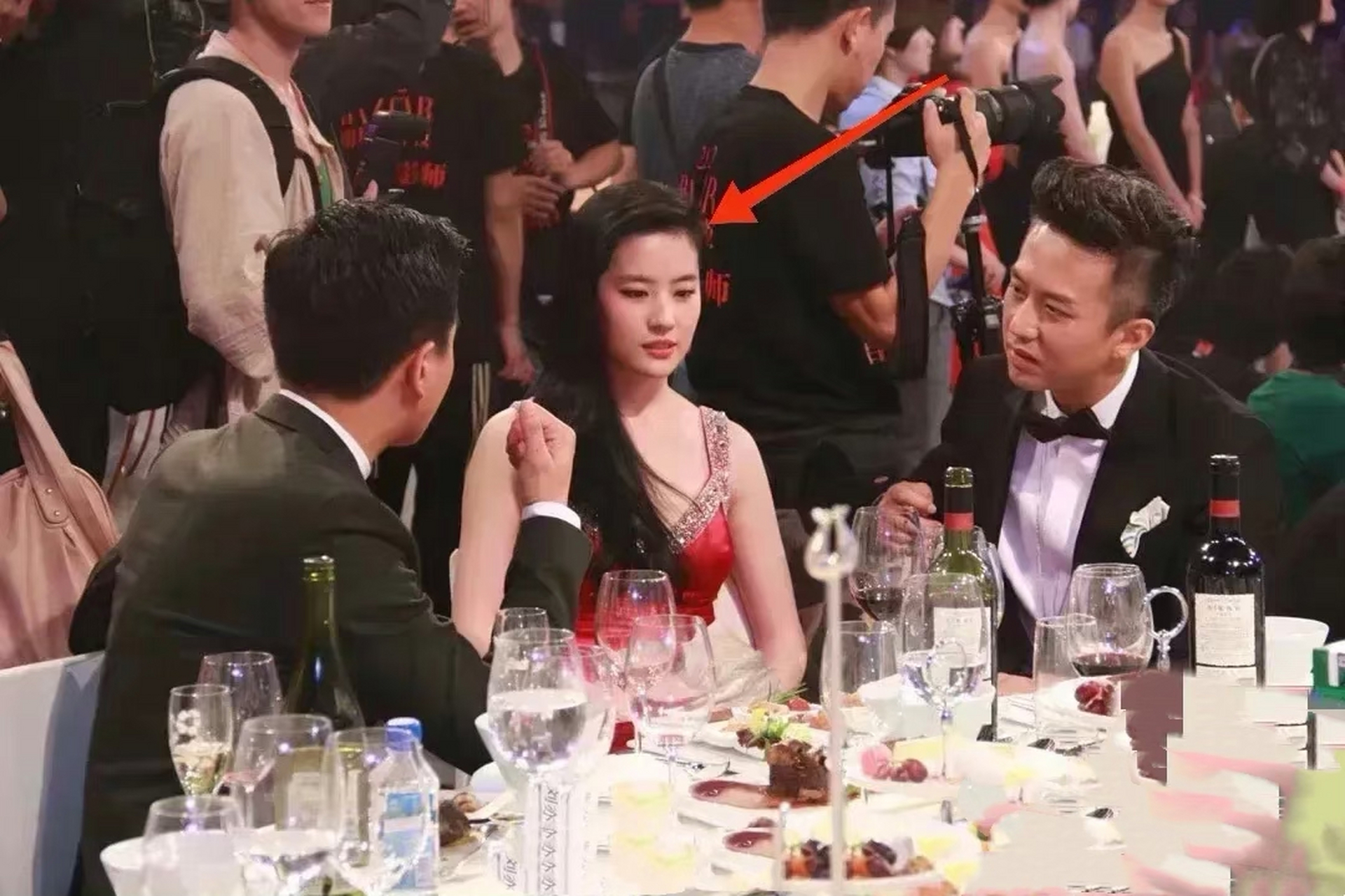 刘亦菲面对邓超也会有很无奈的表情啊[吃瓜]