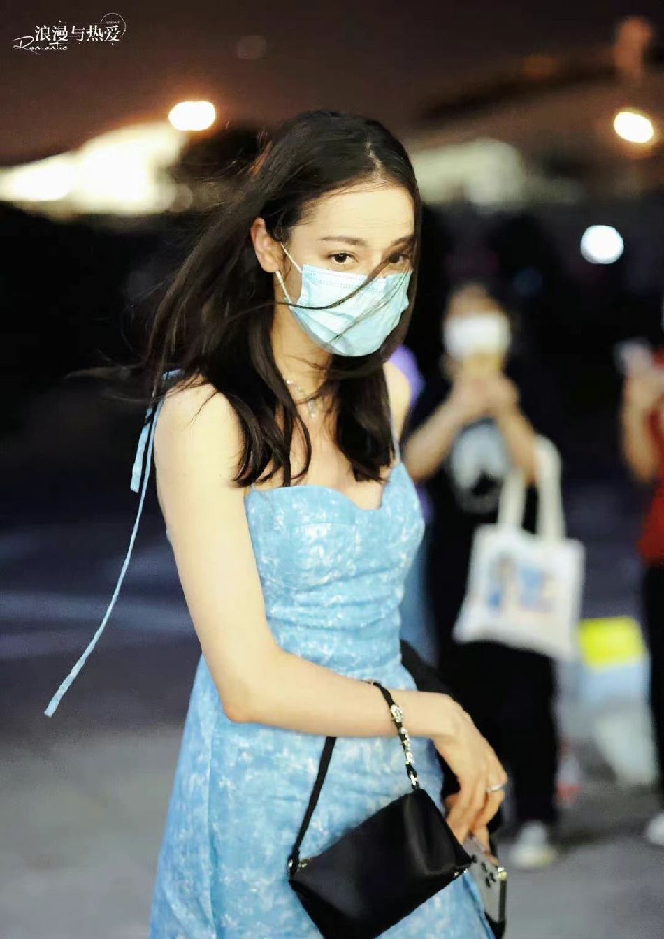 组图：迪丽热巴蓝色吊带裙光彩吸睛 长发飘逸时尚甜美