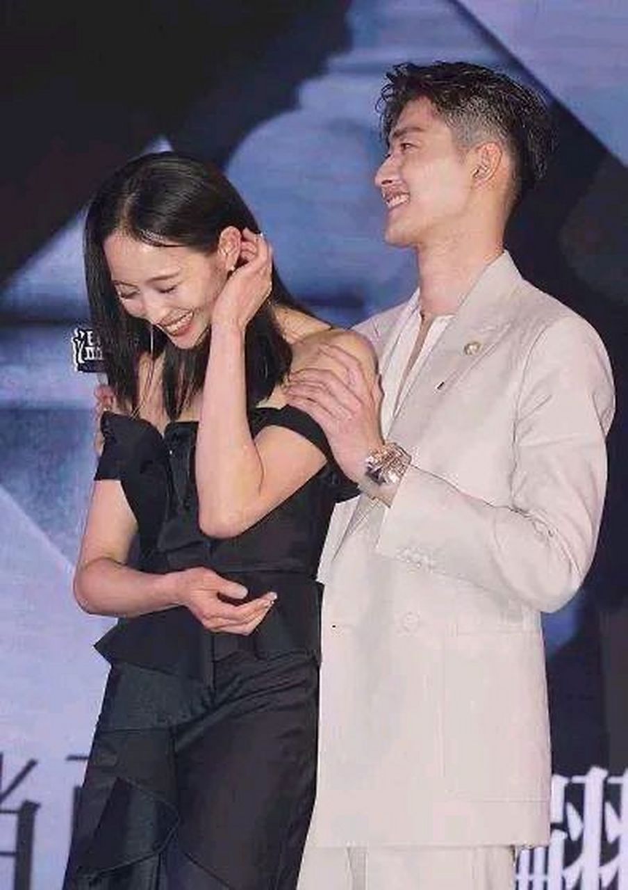 张翰和张钧甯同框!看到张翰动手抱住了张钧甯,亲密的互动!她很害羞!