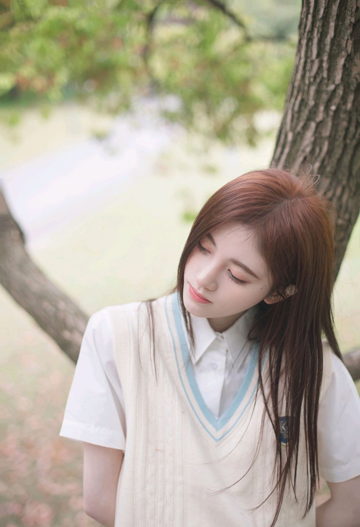 鞠婧祎一身学生装,青春靓丽,娇小可爱