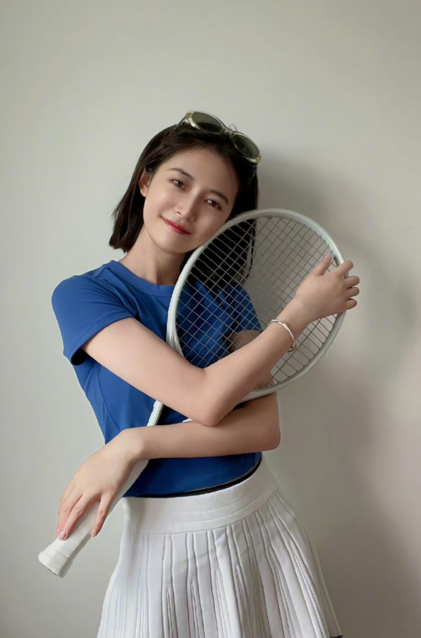 陈钰琪抱着球拍凹造型,运动系女明星魅力十足,她新剪的短发利落又淑女