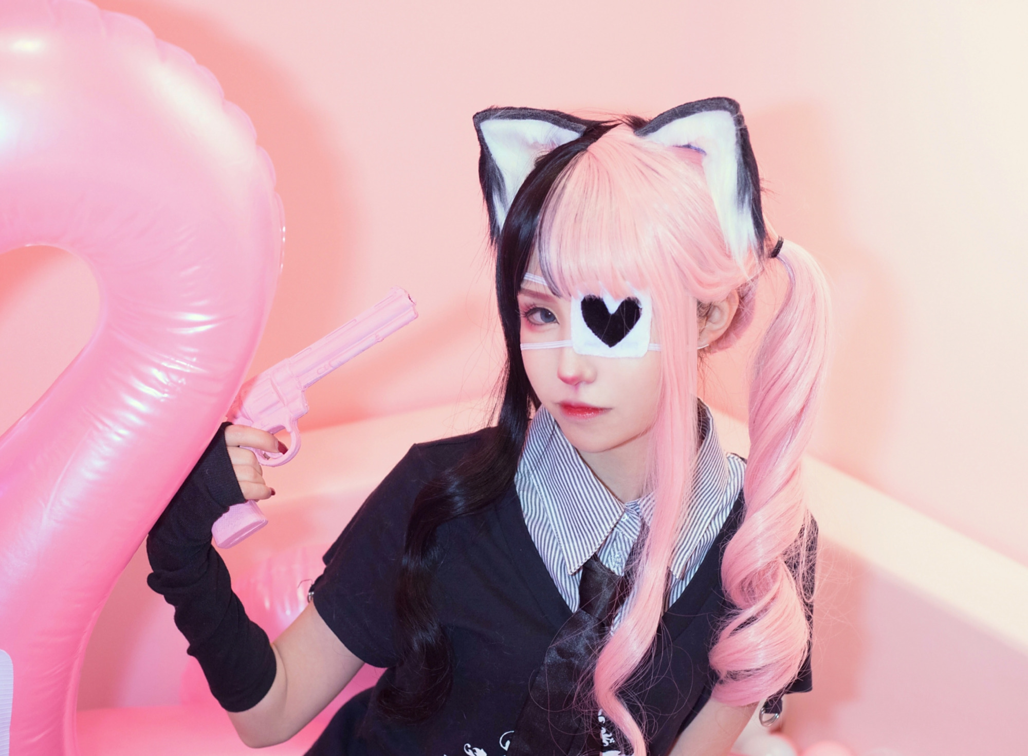 cosplay:双色马尾搭配"黑丝"网袜的萝莉猫娘,你要不要领养一只