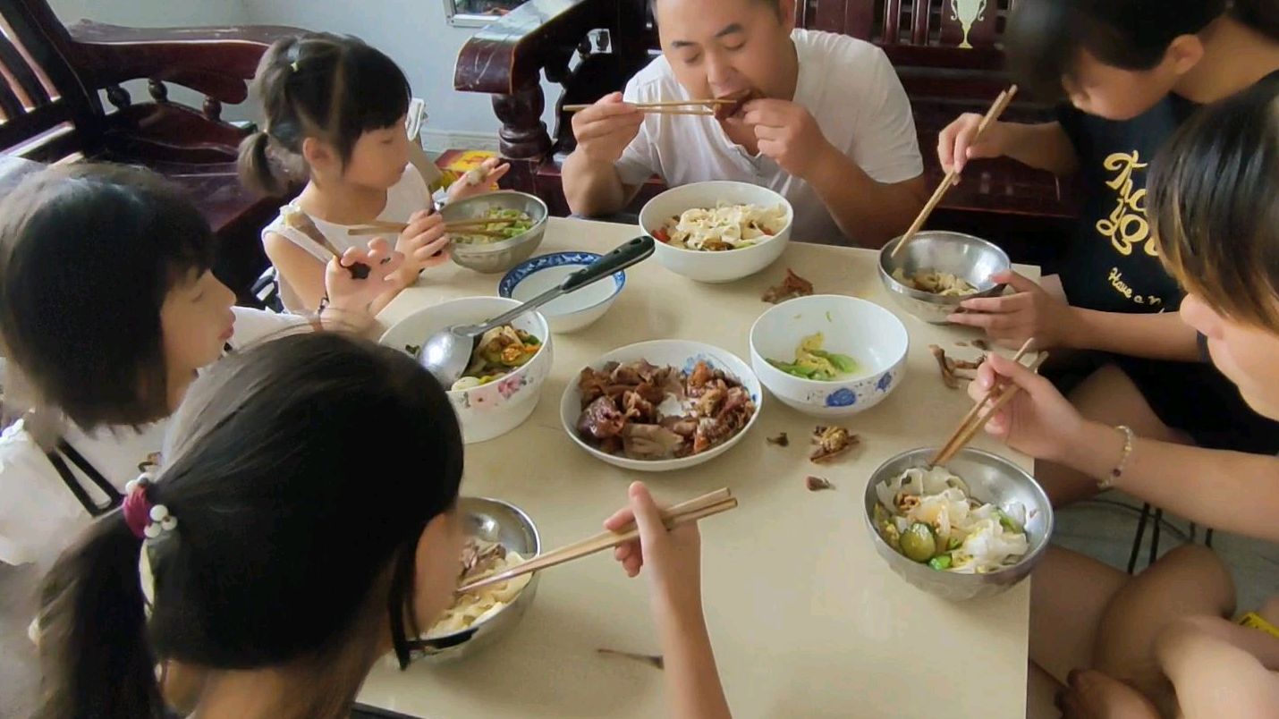 1只烤鸭配米酒,1碗猪油渣捞面撸得过瘾,大人小孩围满桌吃的香