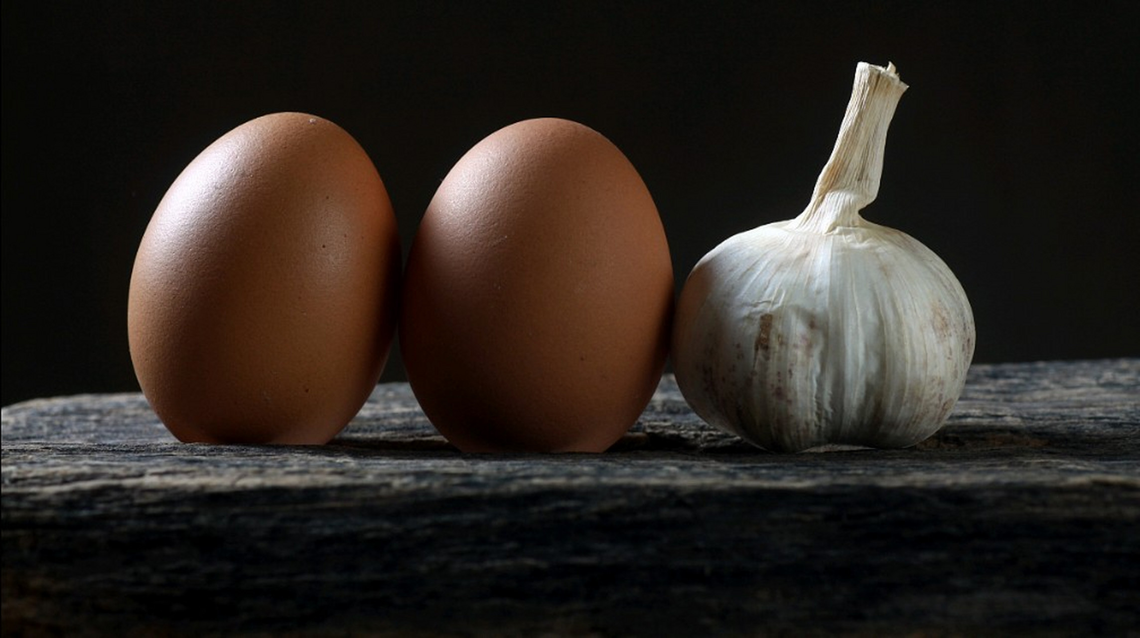 端午美食②大蒜蛋  有些地方端午要吃大蒜蛋,即将大蒜和鸡蛋放在一起