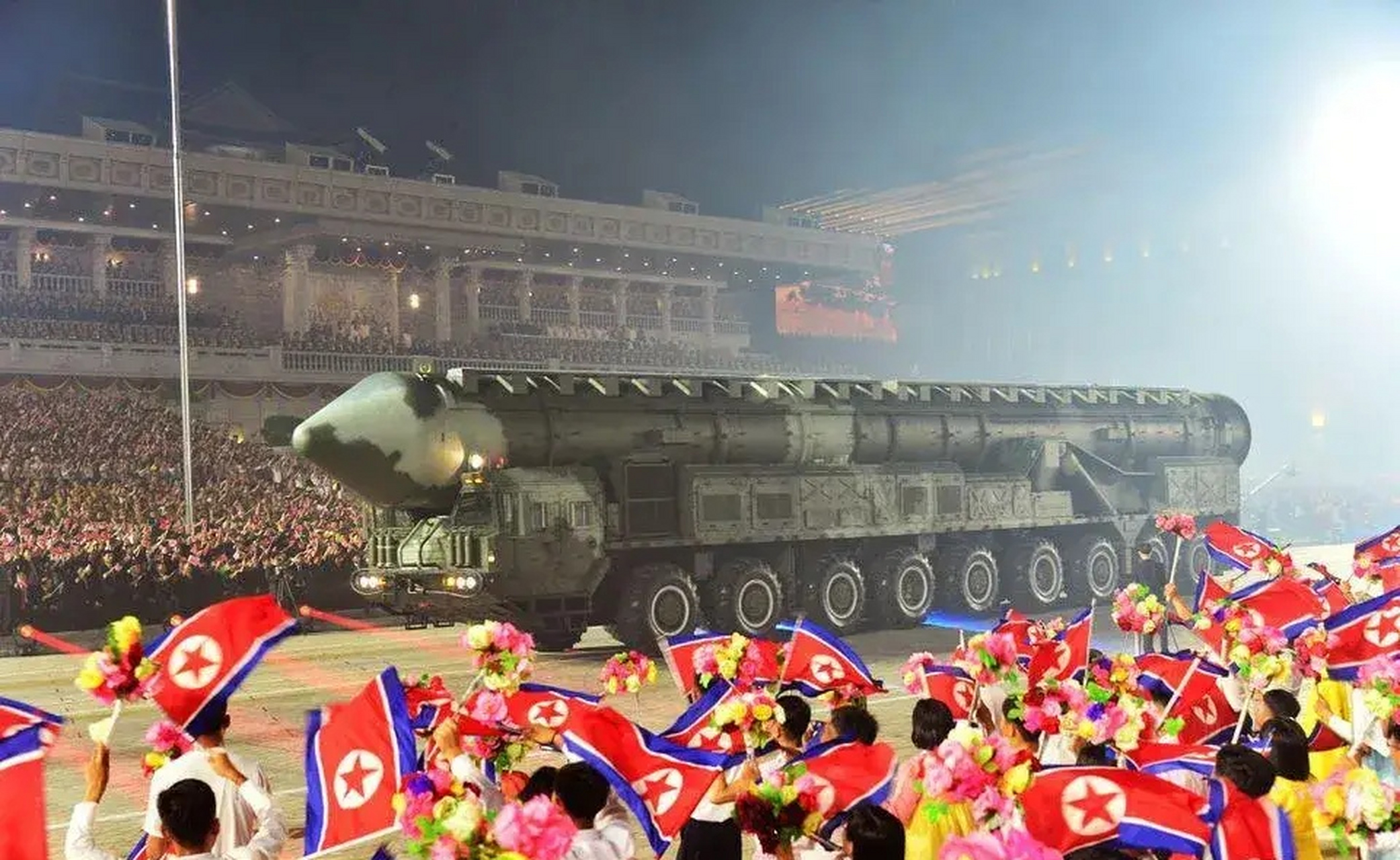 在朝鲜纪念停战70周年阅兵式上,怪兽导弹,火星炮—18洲际导弹,全球