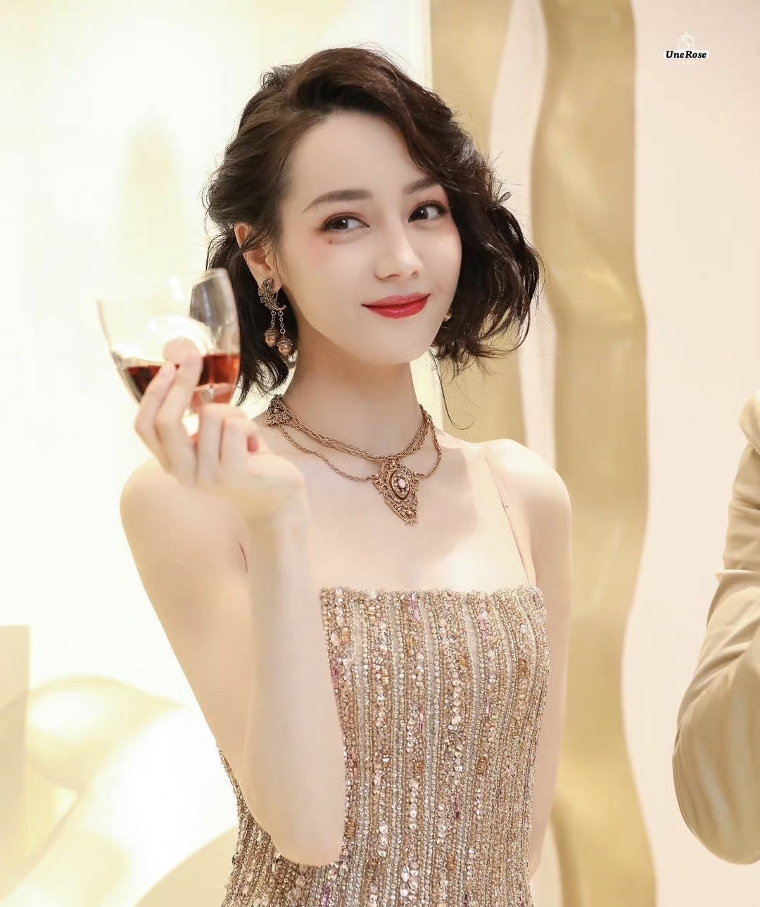 迪丽热巴金色吊带裙超美哦