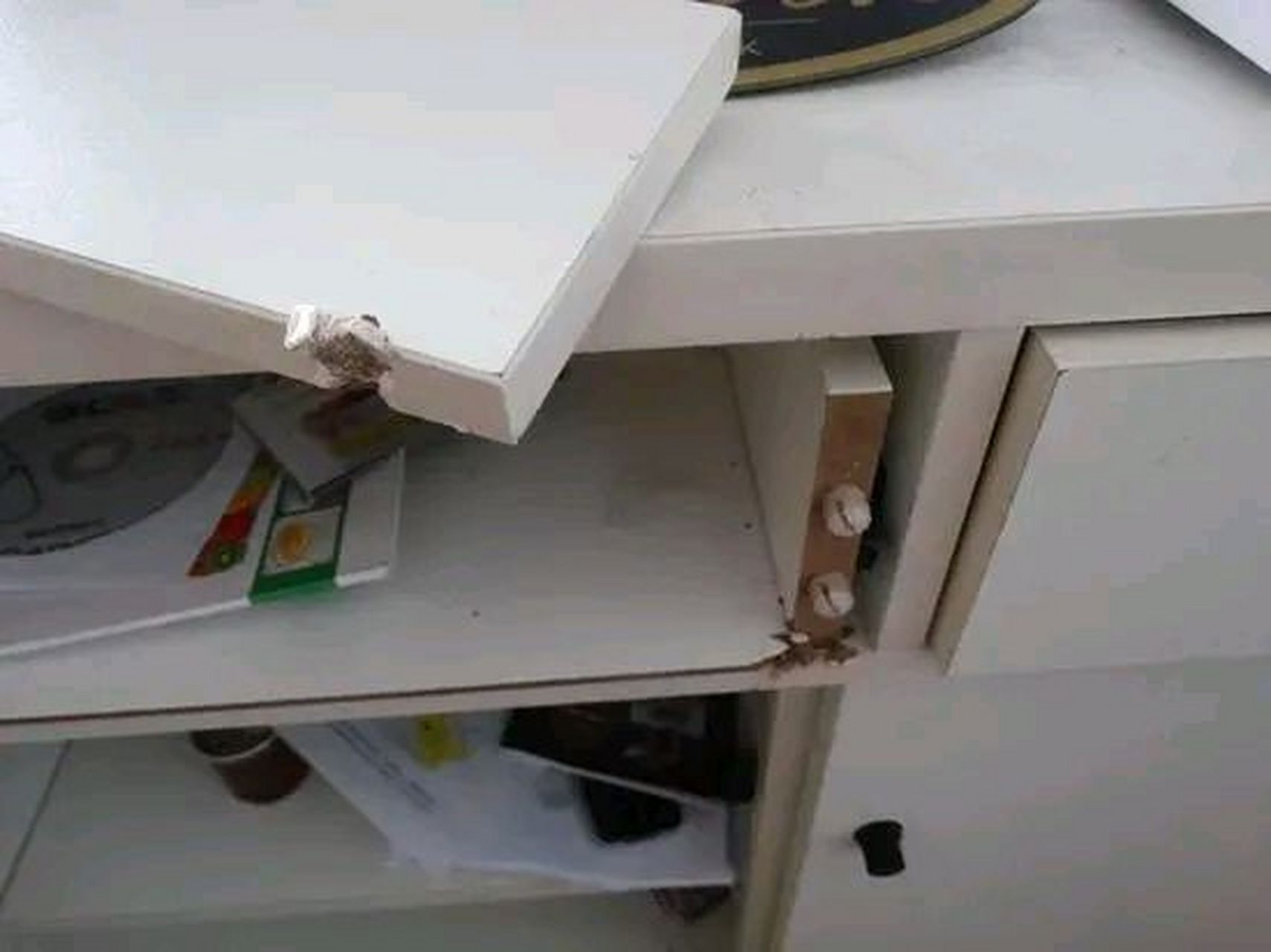 上班后发现抽屉被人打开过,锁子也弄坏了,里面的芒果干,酸酸梅,深海