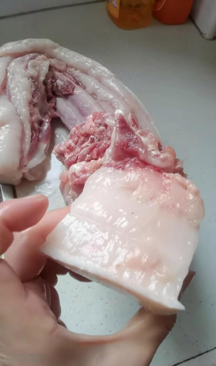 托朋友特意买的土猪肉,100块钱全是肥膘?有懂的吗?这真的是土猪肉吗?