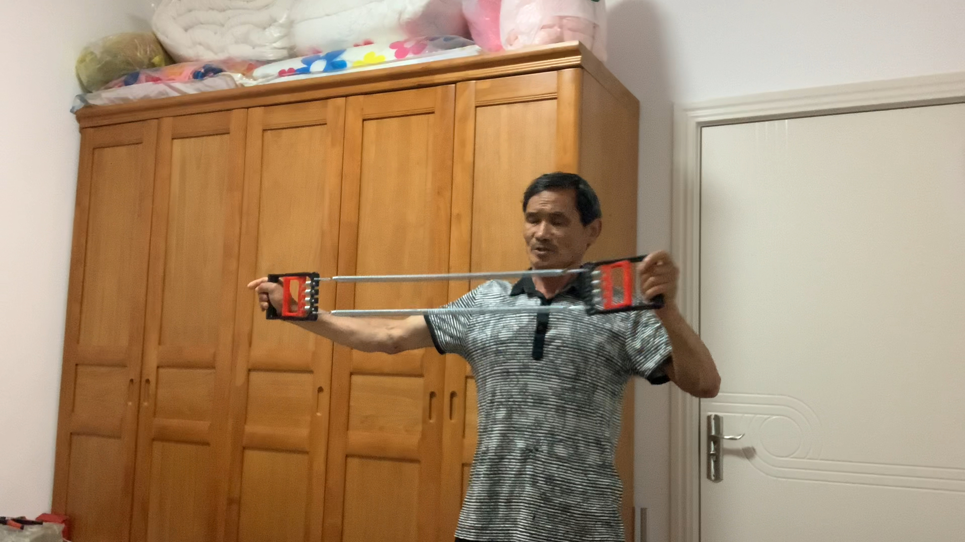 拉力器侧拉练胸肌手臂的肌肉力量