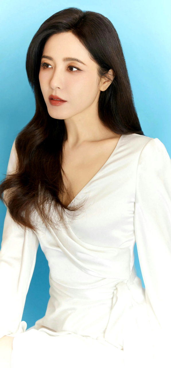 曾黎,白色长裙优雅气质,御姐范十足.#性感好身材# #曾黎