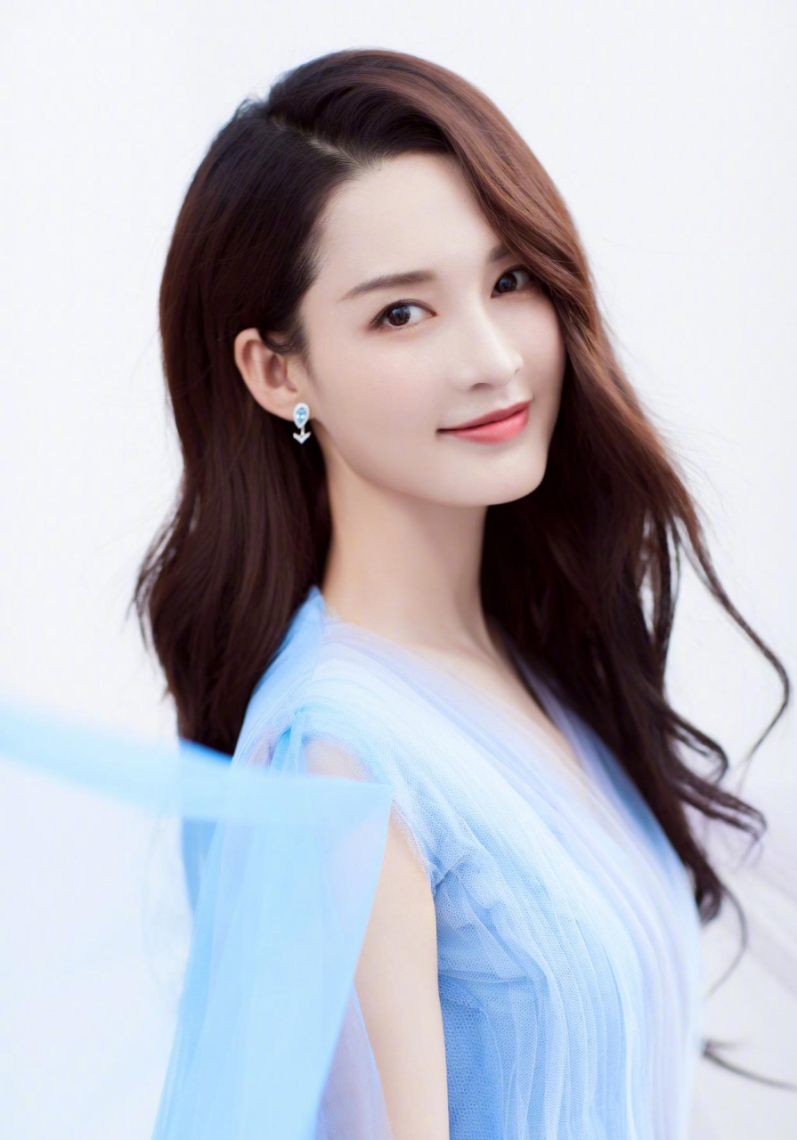 在这组写真中,李沁身穿一件蓝紫色的仙女纱裙,显得既优雅又仙气飘飘.