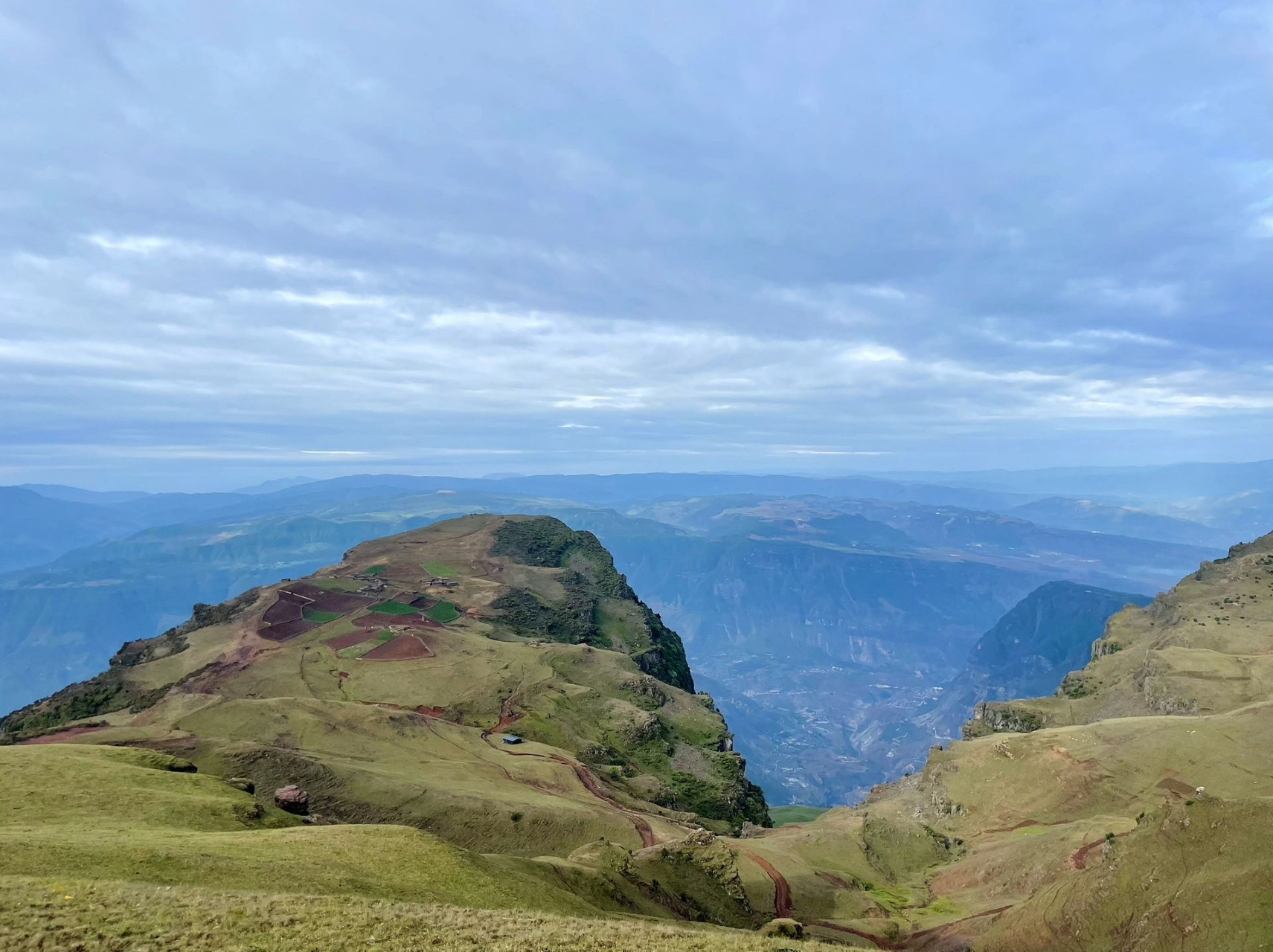 地球的边缘-龙头山大断崖  位于四川凉山彝族自治州美姑和雷波两县