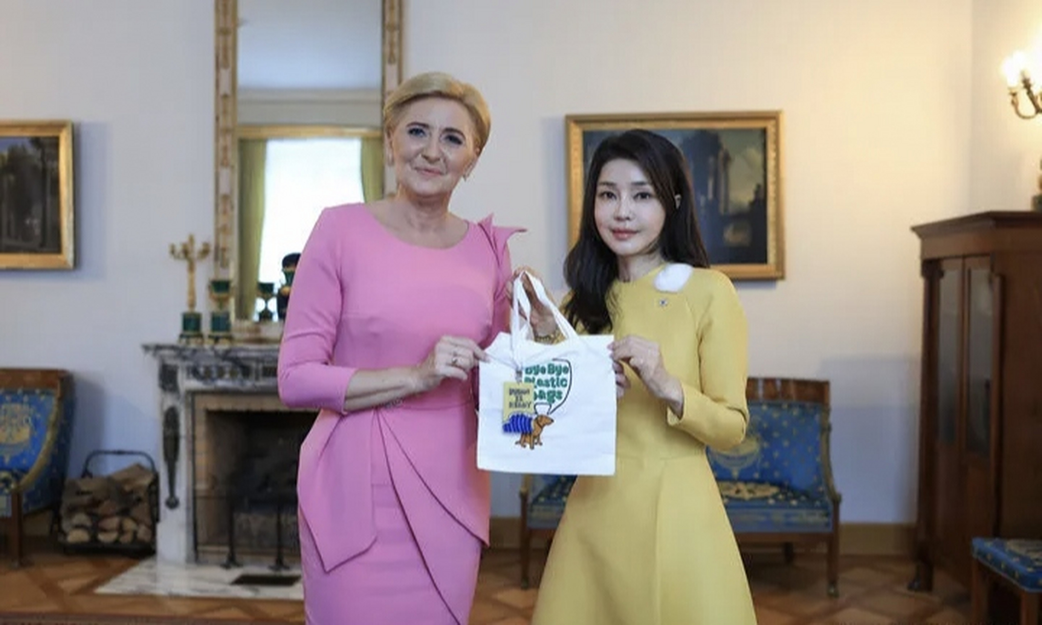 韩国第一夫人和波兰第一夫人同框,输了吗?