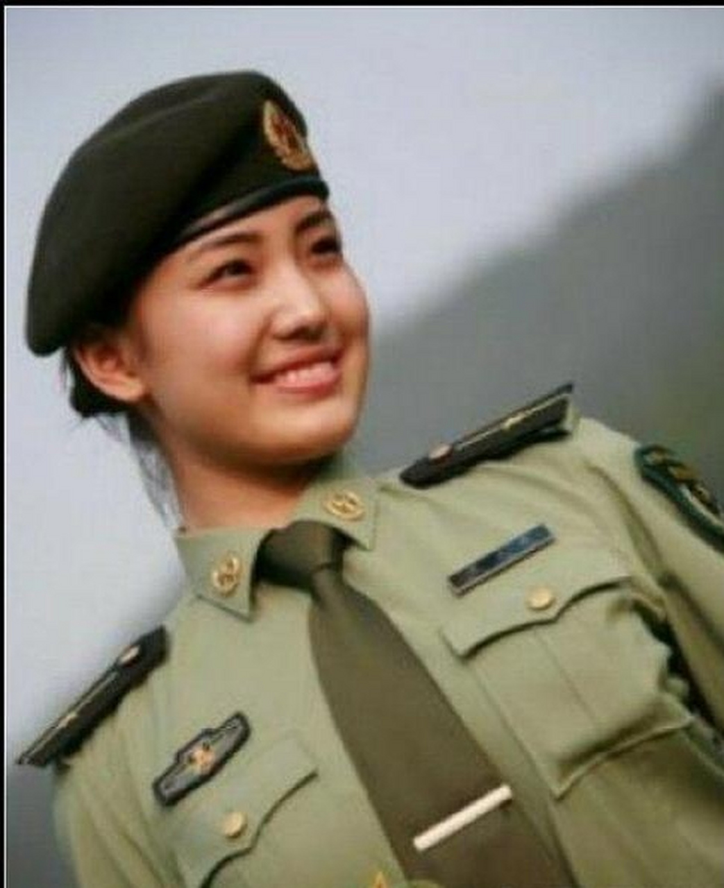 这位女少尉戴的贝雷帽真美