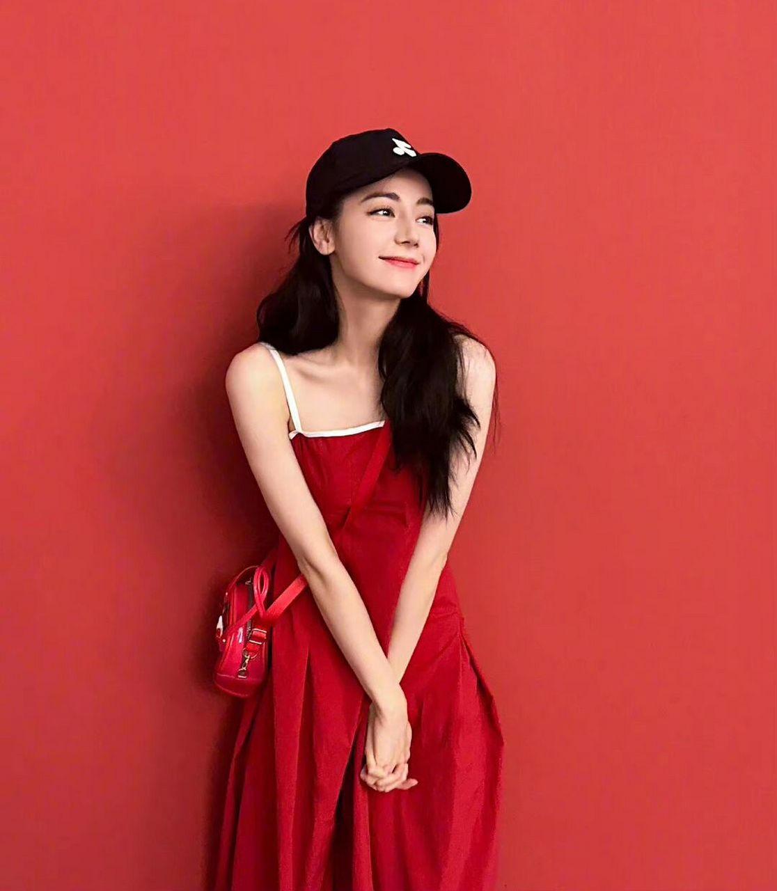 迪丽热巴穿了吊带红裙,迪丽热巴90业啦,穿着红色吊带连身裙戴着帽子