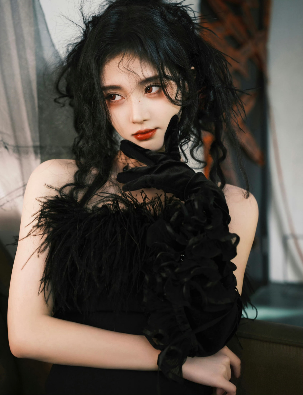 鞠婧祎小姐姐的丝袜美腿照,黑色羽毛超短裙搭配黑色丝袜,迷人充满魅力