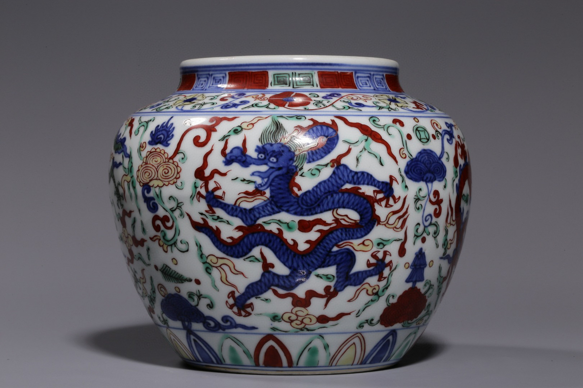 明代,"大明嘉靖年制"五彩龙纹罐 高13厘米,直径15厘米,重796克