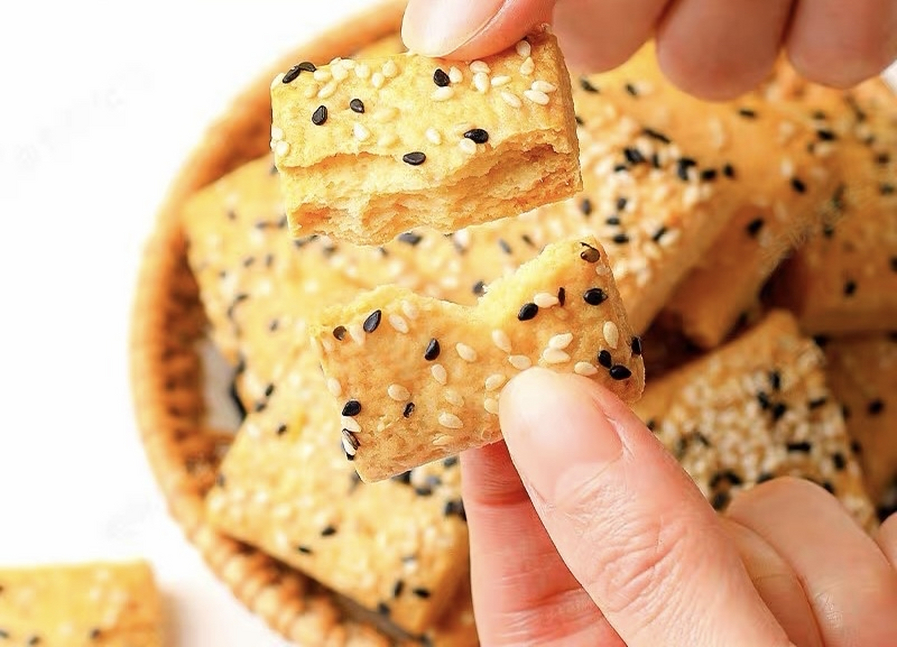 山药南瓜酥千层酥是一款传统的糕点食品,融合了山药和南瓜的独特口感