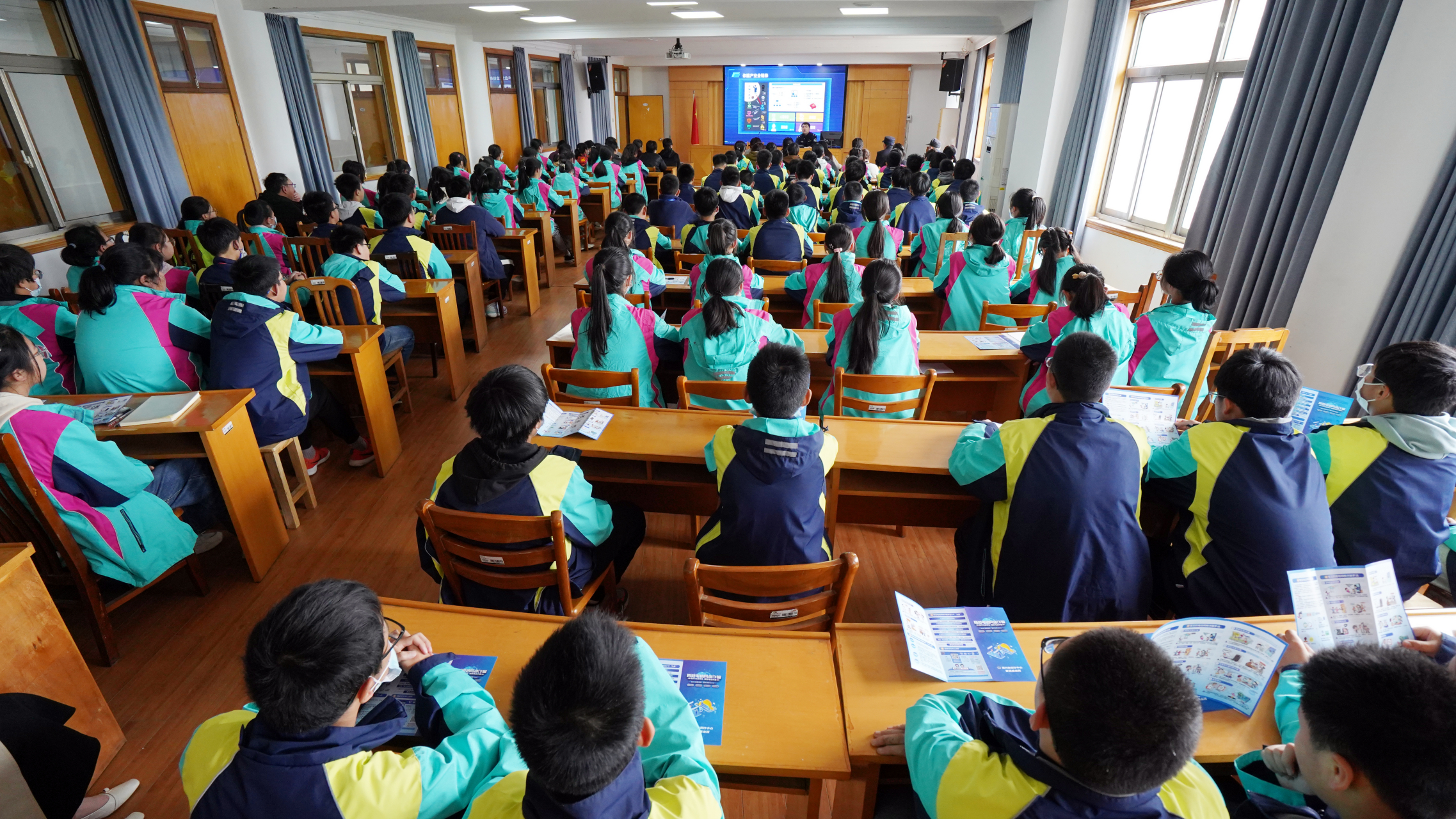看看,今天下午,宜兴市宜城派出所民警与宜兴市实验中学的同学们开展反