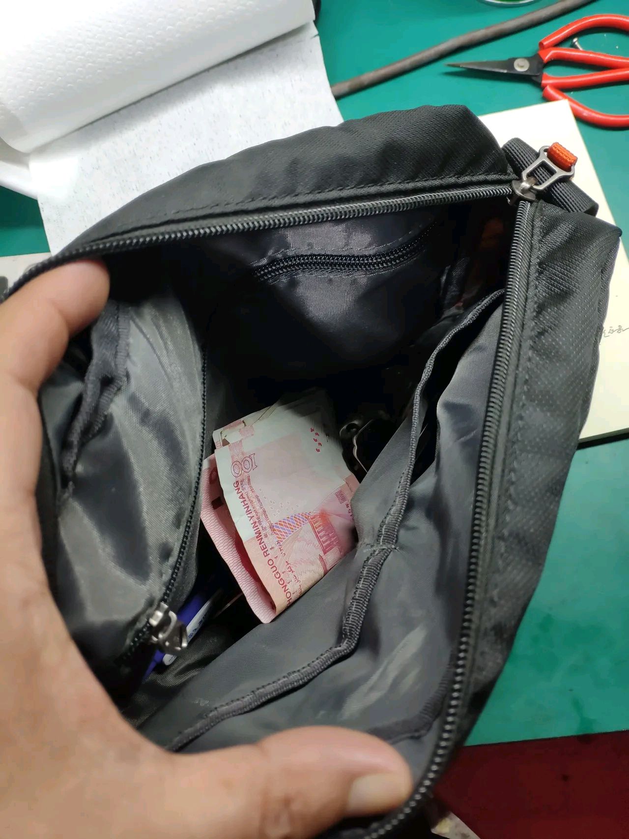 我 900元放口袋里钱包漏钱图片五百块钱钱包里有很少钱的图片衣服口袋