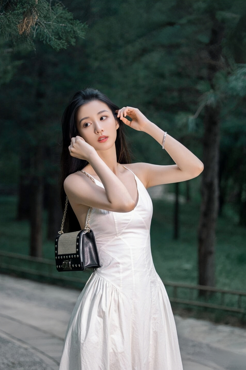 大美女王楚然一袭吊带连衣裙,尽显妖娆身姿,细肩带设计,展现出优美的