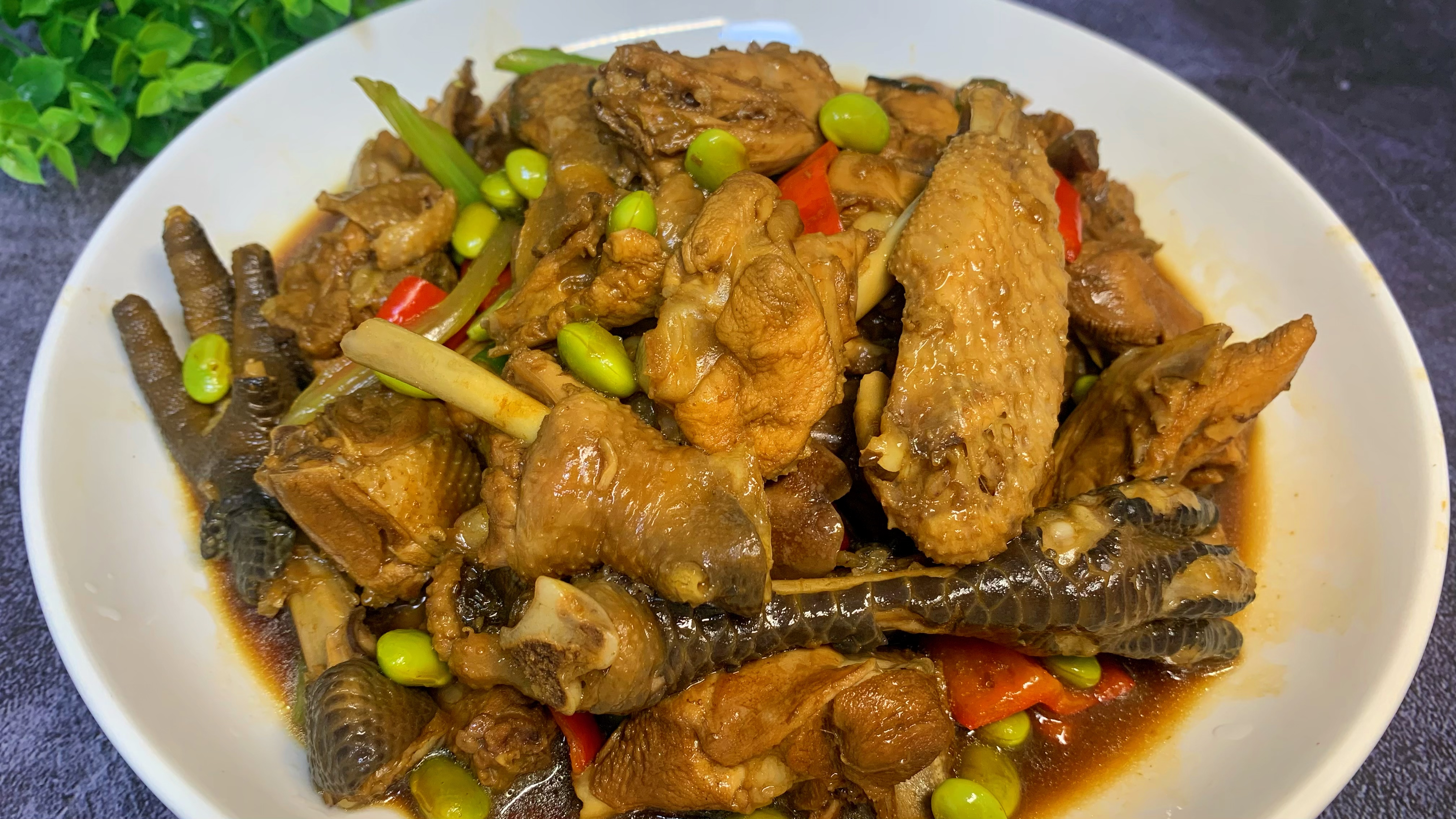 没想到毛豆烧鸡这样做,鸡肉软烂不柴,毛豆入味好吃,下酒又下饭