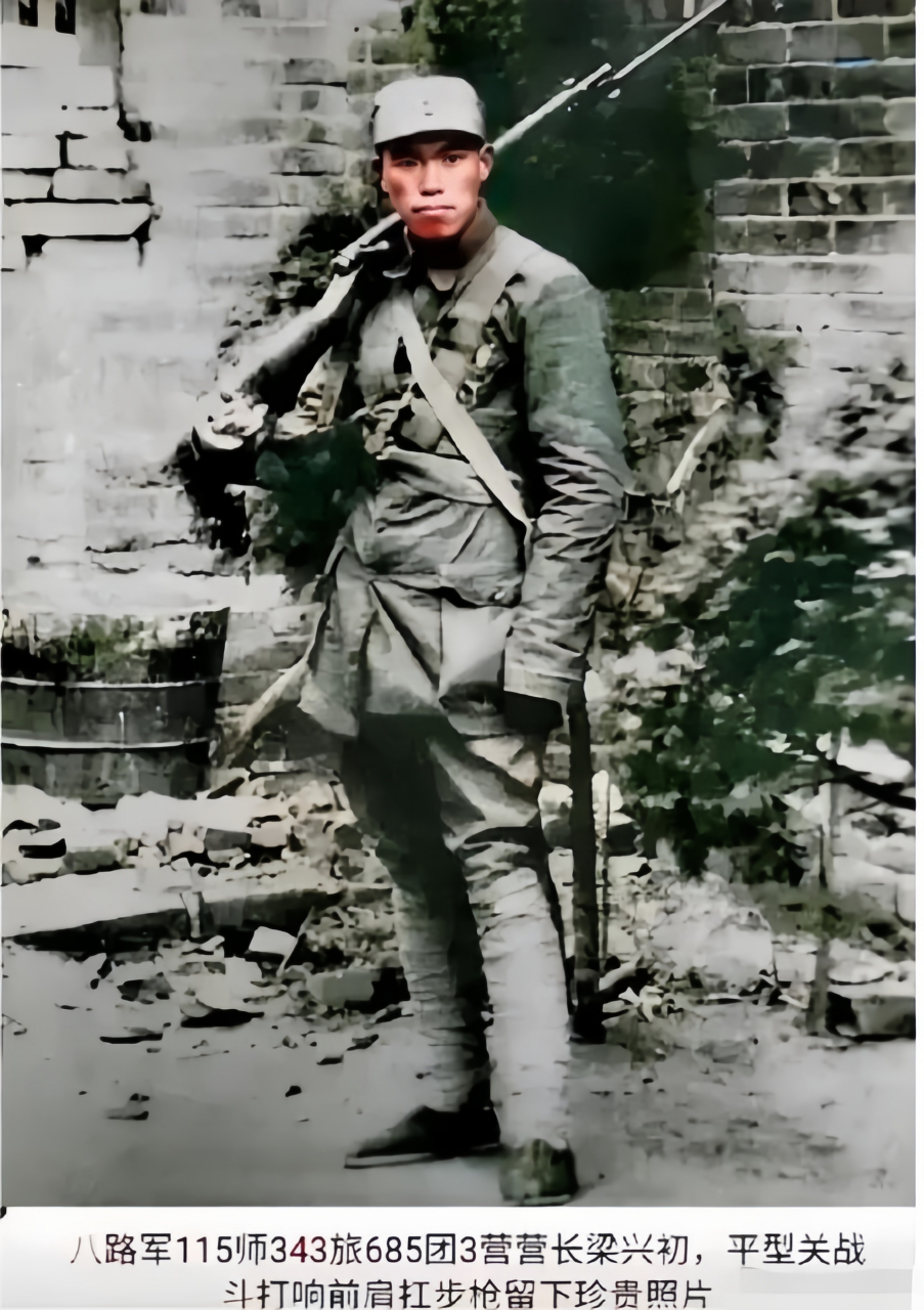 梁兴初将军平型关打响前留下的一张照片,肩扛步枪,眼带杀气,身高180身