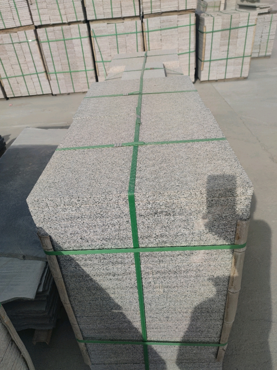 宗鑫石业石材每日一展～五莲花火烧板荔枝面