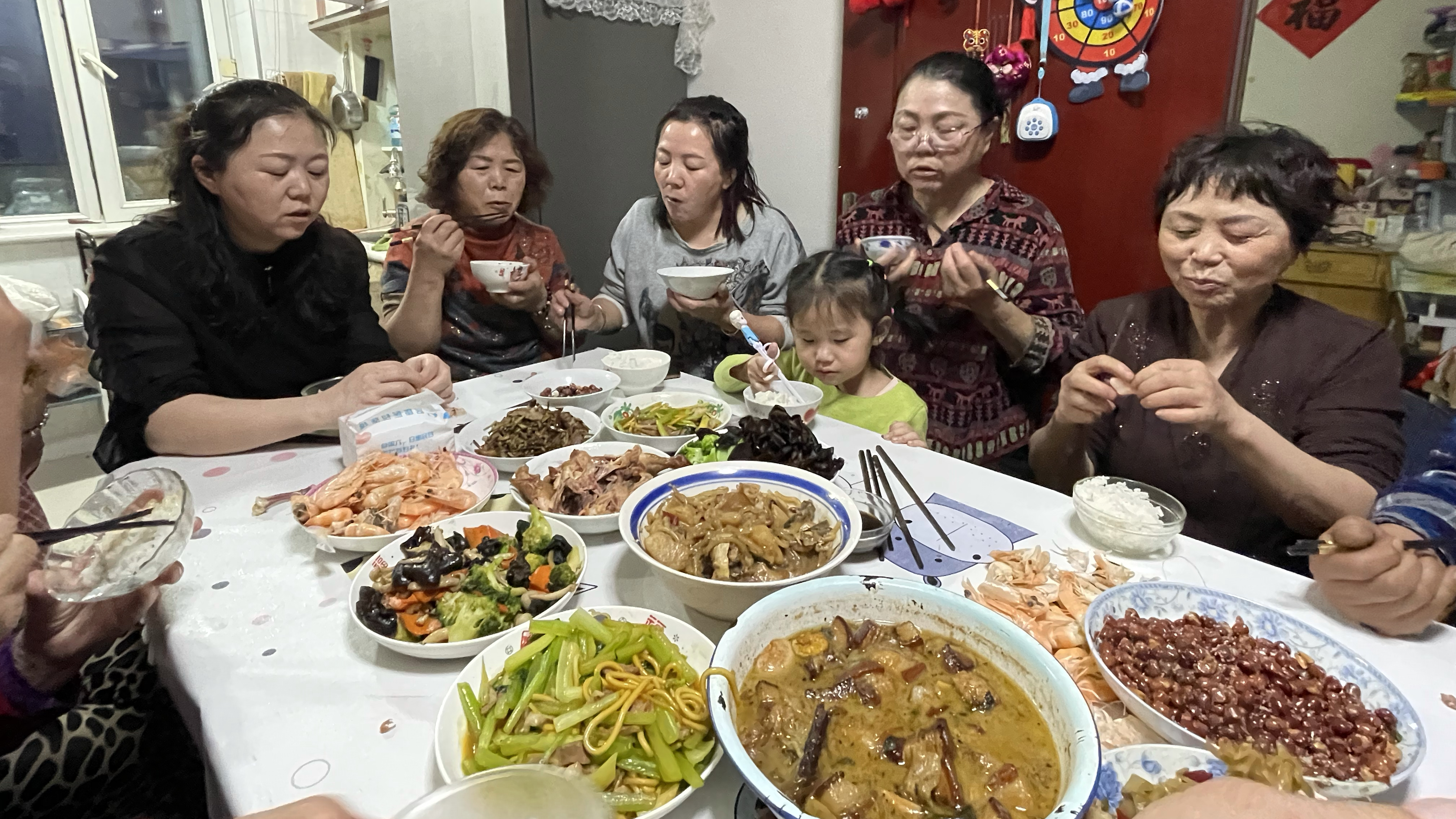 看看东北农村过母亲节都吃啥?蘑菇炖排骨,还有虫虫鱼