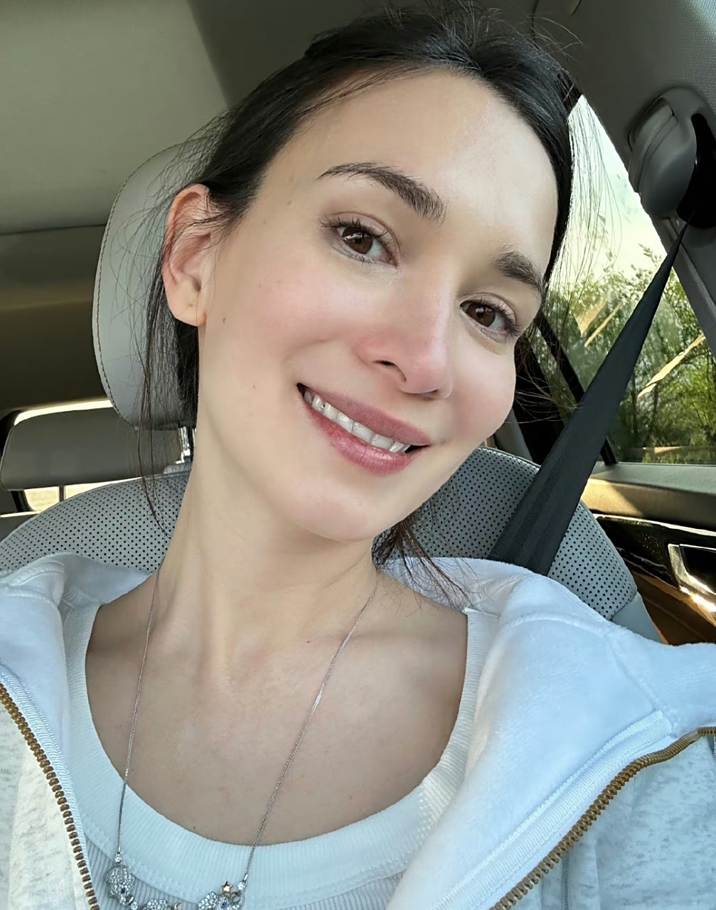 韩庚老婆晒出游照轻松自在,卢靖姗穿着印花连衣裙已经进入夏天的模式