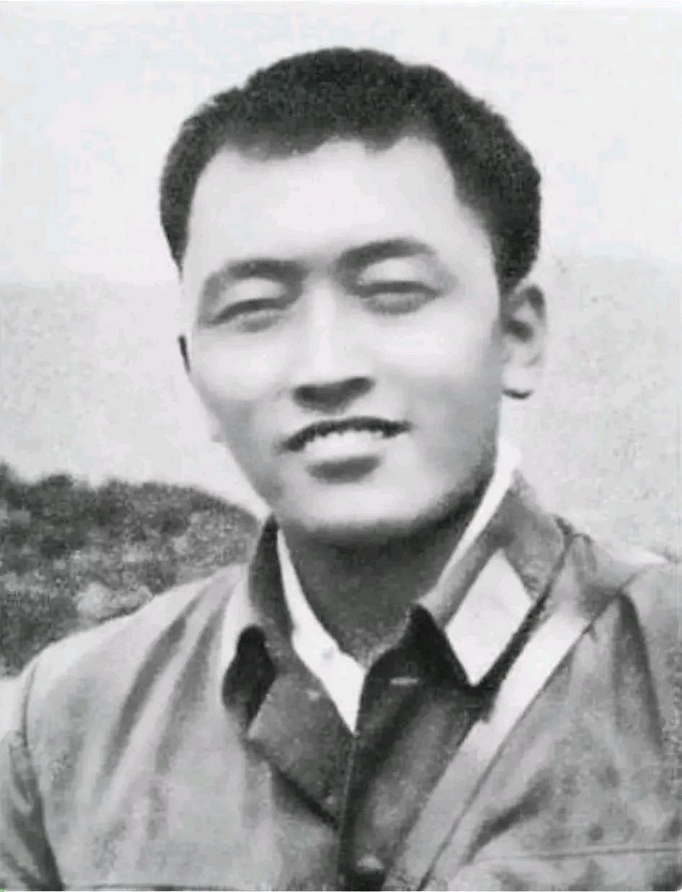 在云南金平烈士陵园里有一座墓碑上面刻着: 和自兴烈士,云南丽江人