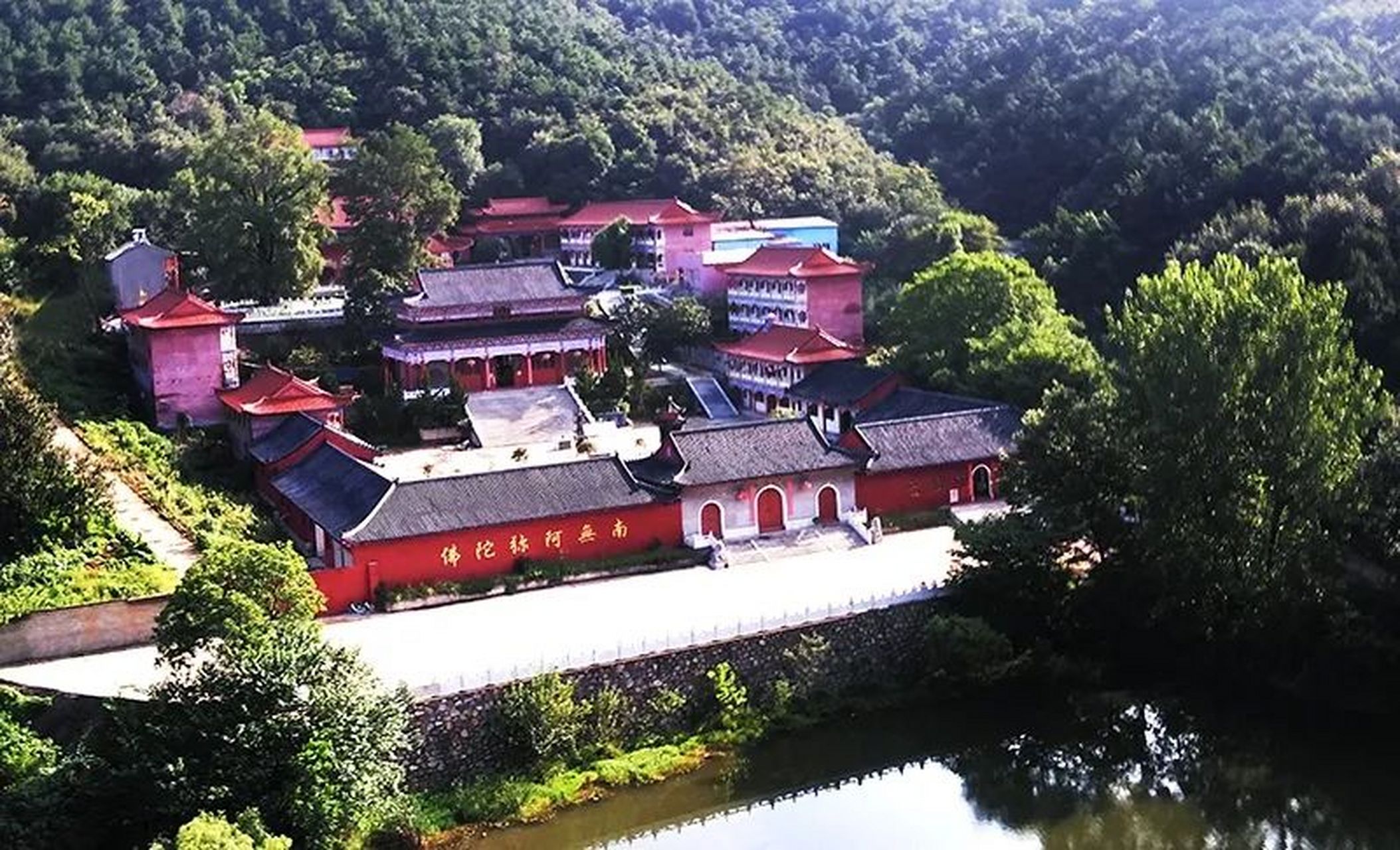 贤隐寺座落在信阳市西郊浉河区湖东开发区贤山南麓幽谷之中.