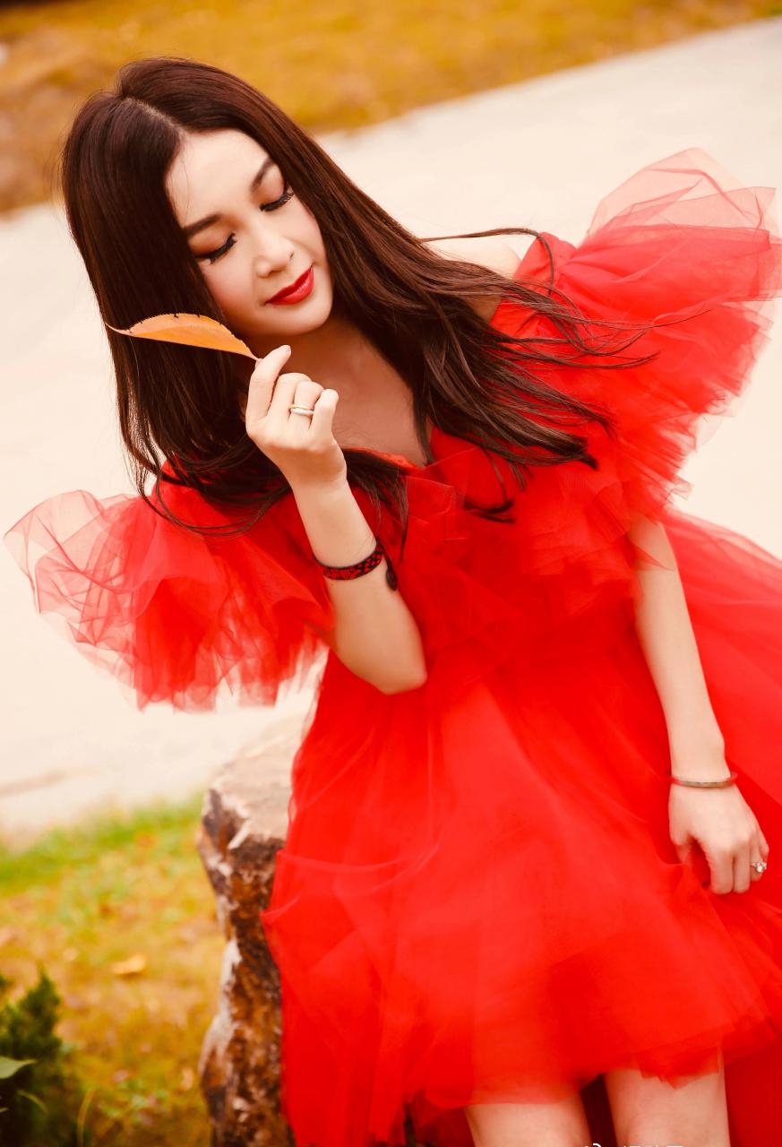 温碧霞性感美图,出生于1965年,是香港著名女演员.
