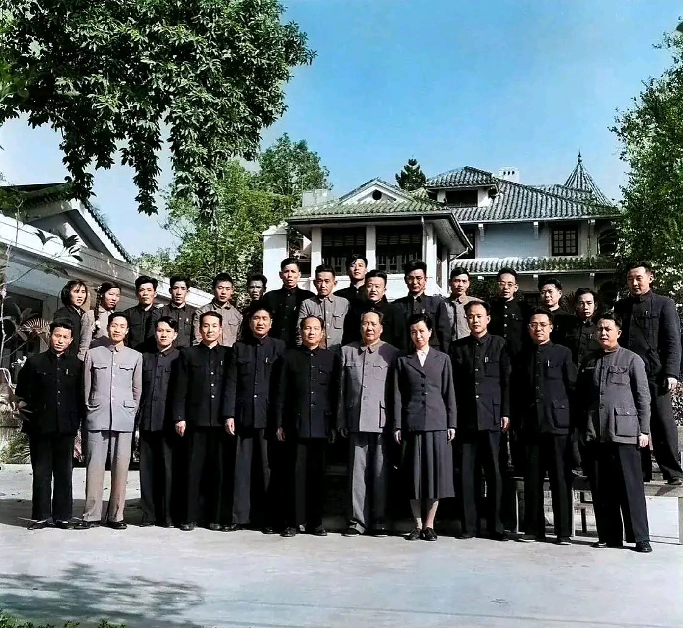 一代伟人一个个闪光的足迹,创造了共和国立于世界之林的奇迹