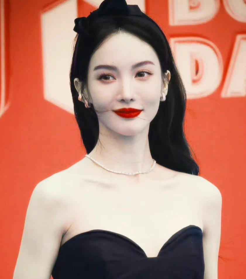 金晨的嘴怎么了?有网友说她的嘴歪了,引发猜测她的嘴是怎么歪的