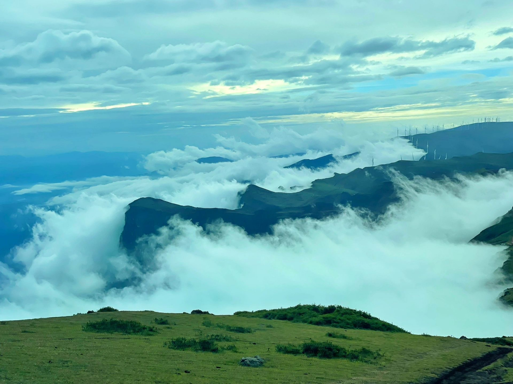 地球的边缘-龙头山大断崖  位于四川凉山彝族自治州美姑和雷波两县