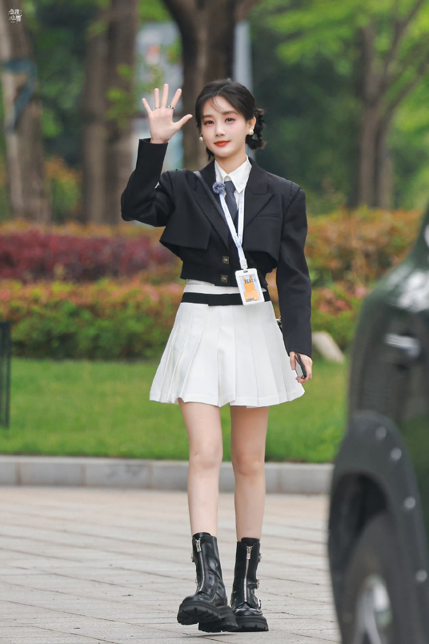 这种校园风穿搭果然还是甜妹最适合了,田曦薇看起来最自然最有校园