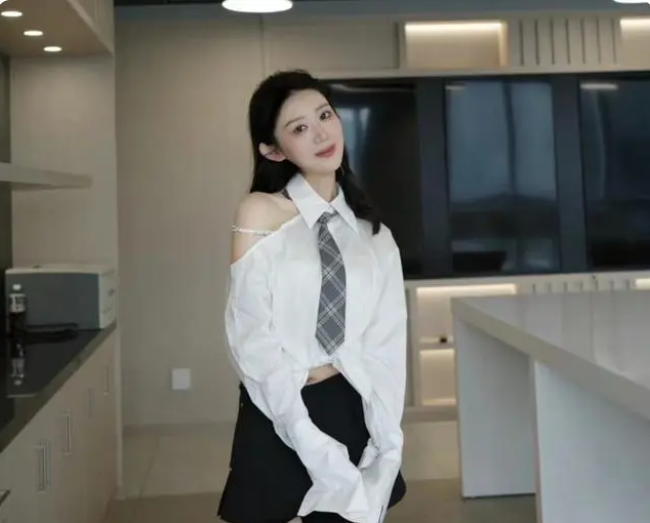 孙铭徽和世界小姐冠军分手?两人曾公开示爱,名校毕业后当模特