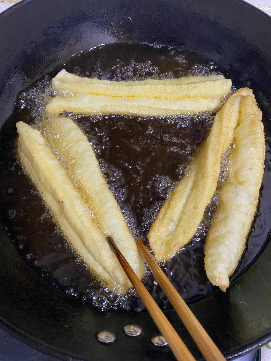 炸油条[emoji]1f60b[/emoji]|||从小爷爷就骑车带着去赶个早市,喝碗胡