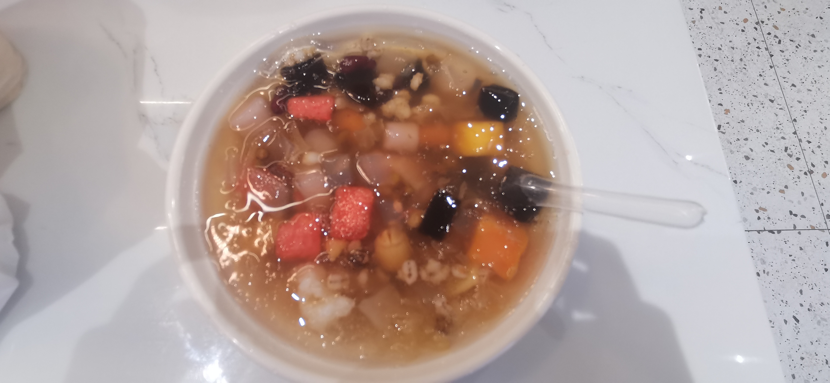 福建漳州街头有一种很流行的小吃,叫四果汤.