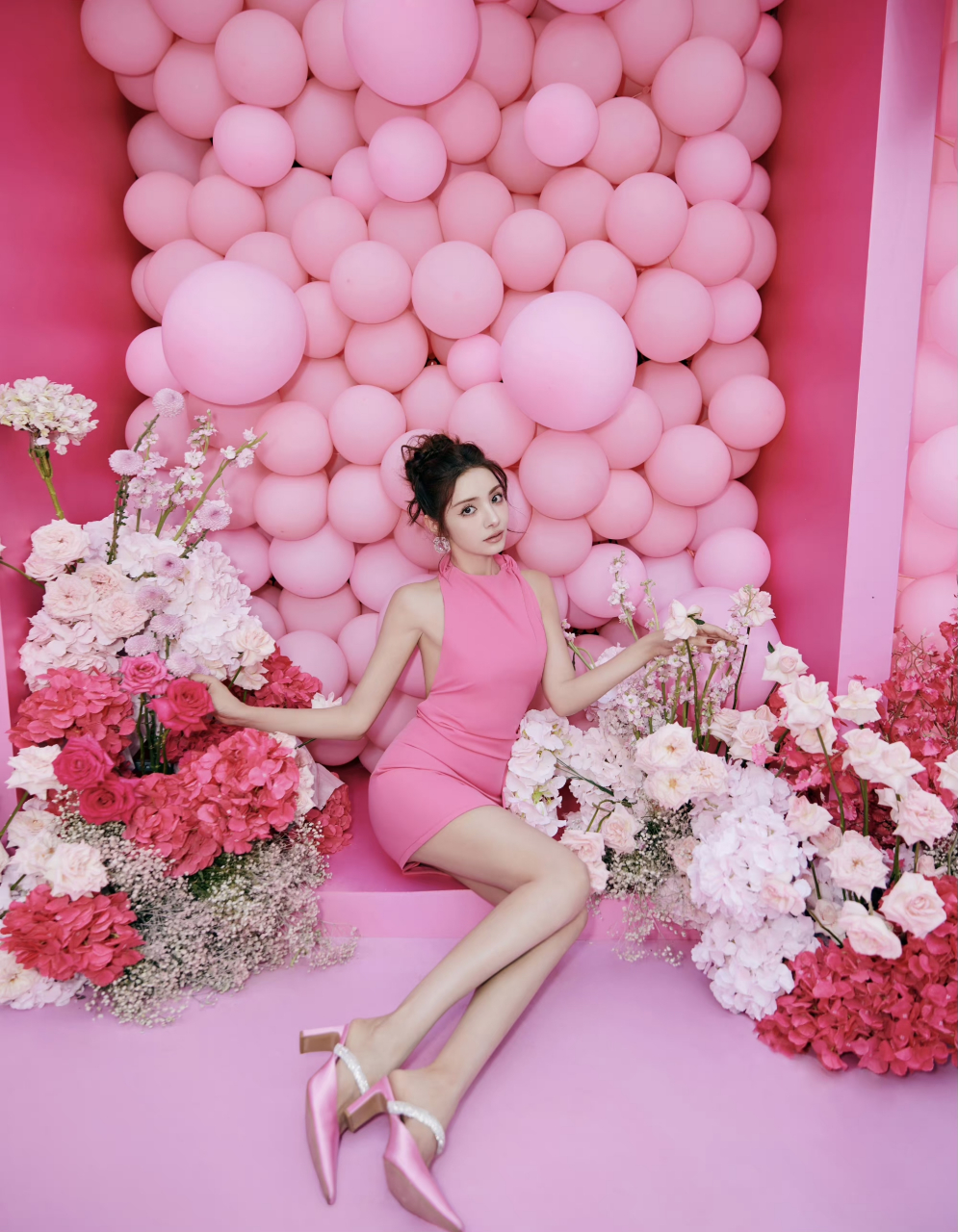 麦迪娜生日# 麦迪娜今日发图庆祝自己和女儿生日,好幸福的家庭呀鬃 