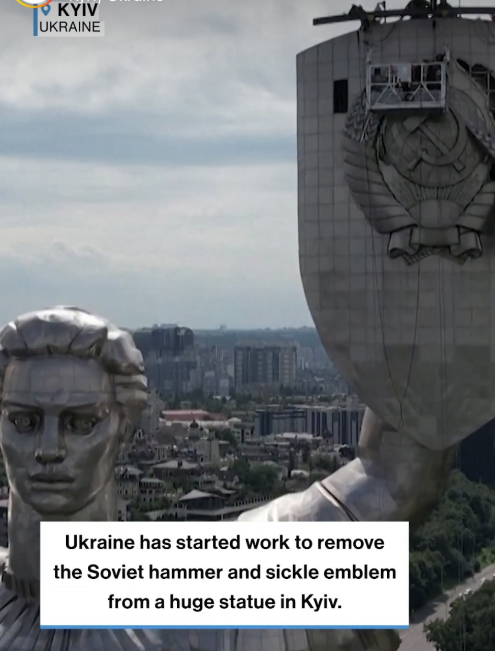 乌克兰拆除苏军雕像图片