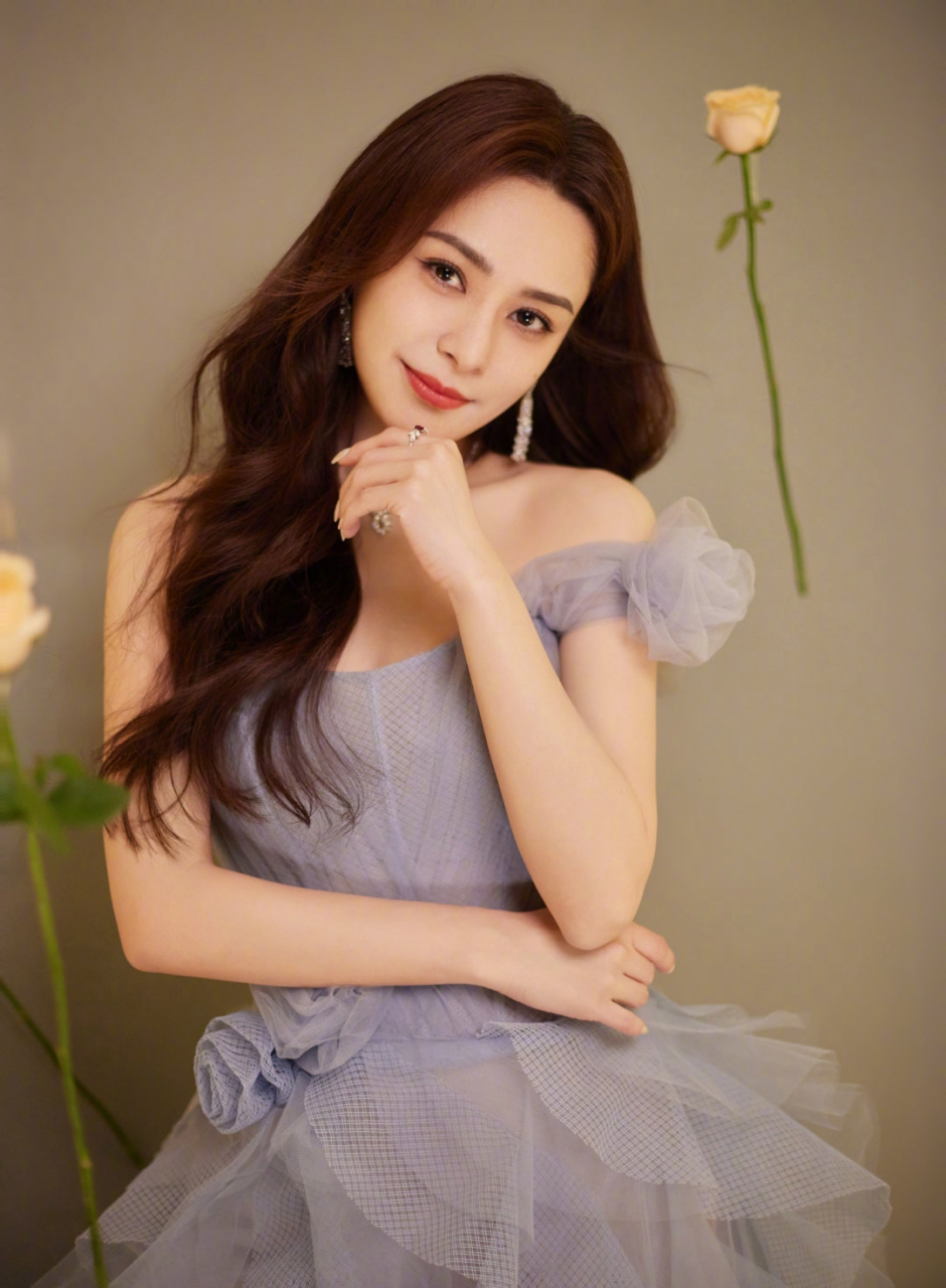 #钟欣潼# 一袭紫色抹胸溜肩裙,清纯甜美的长相,五官精致立体,性感妩媚